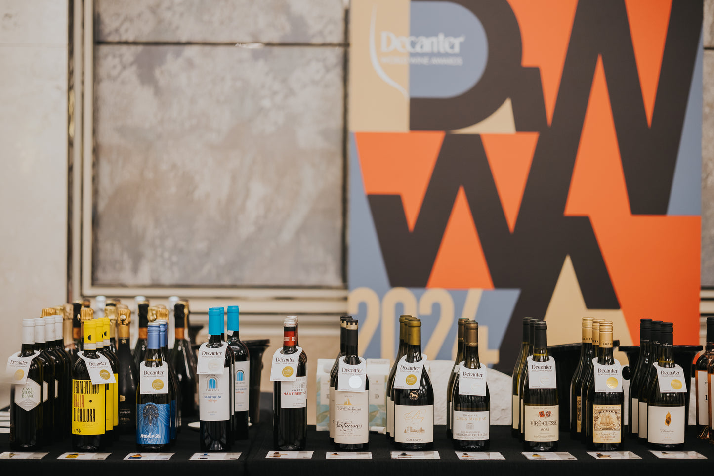 Mesa de ganadores de DWWA 2022 en el Decanter Fine Wine Encounter
