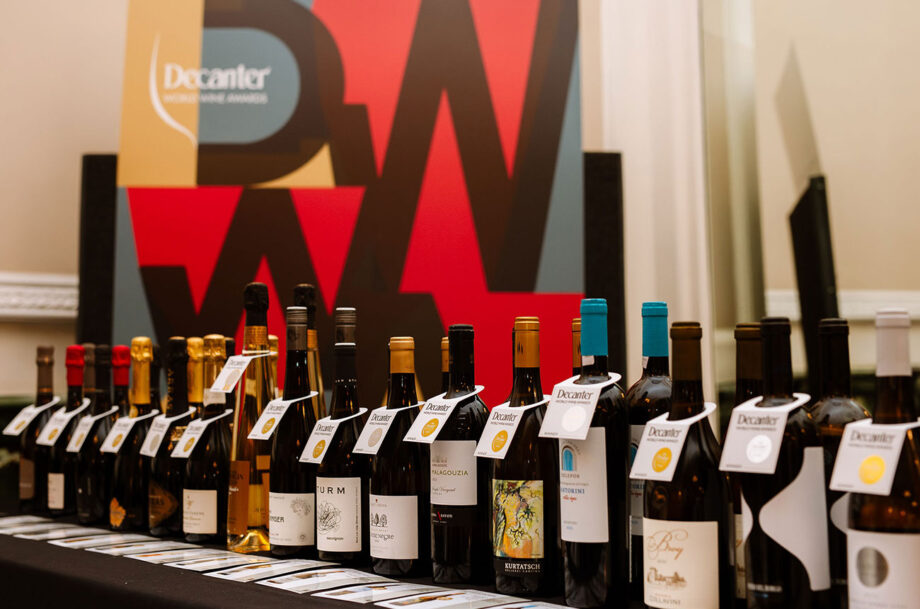 Mesa de ganadores de DWWA 2022 en el Decanter Fine Wine Encounter