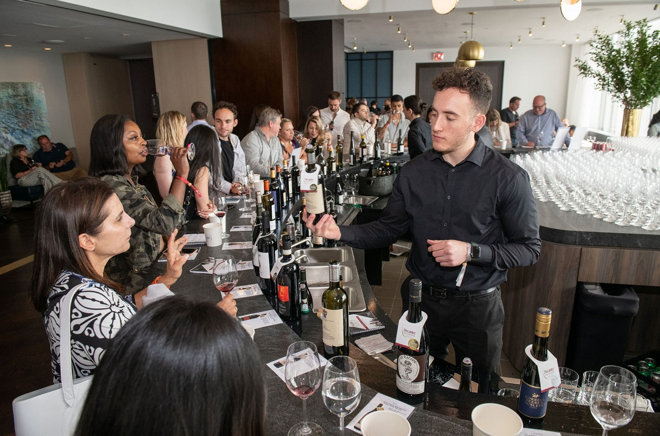 Mesa de ganadores de DWWA 2019 en el Decanter Italy Fine Wine Encounter 2020